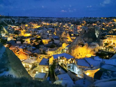 Aydınlanmış Kaya Evleriyle Kapadokya Gece Manzarası
