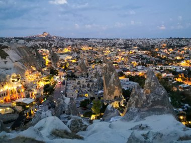 Aydınlanmış Kaya Evleriyle Kapadokya 'da Alacakaranlık