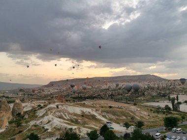 Sunrise 'da Kapadokya' da Büyük Sıcak Hava Balonları