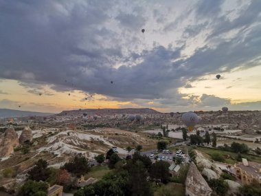 Güneş doğarken kapadokya üzerinde sıcak hava balonları