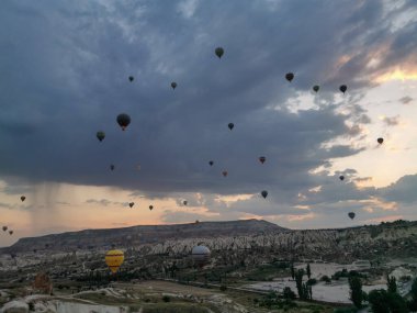 Güneş doğarken kapadokya üzerinde sıcak hava balonları