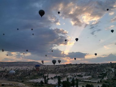 Güneş Işıklarıyla Kapadokya Üzerindeki Sıcak Hava Balonları