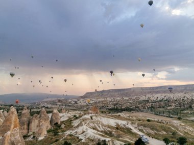 Güneş doğarken sıcak hava balonları kapadokçaların üzerinde eşsiz bir manzara