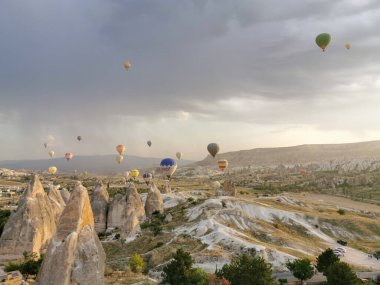 Güneş doğarken sıcak hava balonları kapadokçaların üzerinde eşsiz bir manzara
