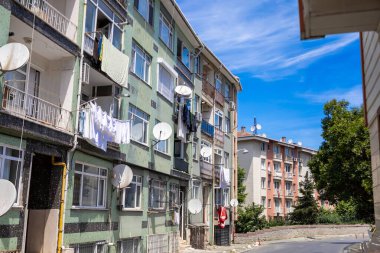 Uydu Tabakları ve Çamaşırları Olan Şehir Apartmanları