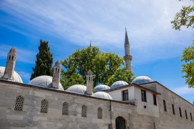 Mimar Sinan tarafından 1583 yılında Osmanlı Sultanı II. Selim 'in karısı tarafından yaptırılan Atik Valide Camii. 2 Haziran 2024 'te Uskudar, İstanbul, Türkiye.