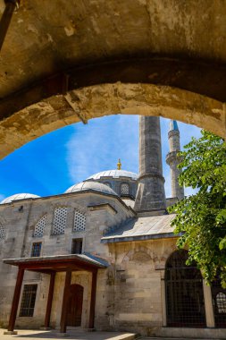 Mimar Sinan tarafından 1583 yılında Osmanlı Sultanı II. Selim 'in karısı tarafından yaptırılan Atik Valide Camii. 2 Haziran 2024 'te Uskudar, İstanbul, Türkiye.
