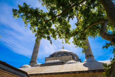 Mimar Sinan tarafından 1583 yılında Osmanlı Sultanı II. Selim 'in karısı tarafından yaptırılan Atik Valide Camii. 2 Haziran 2024 'te Uskudar, İstanbul, Türkiye.