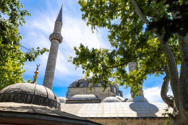 Mimar Sinan tarafından 1583 yılında Osmanlı Sultanı II. Selim 'in karısı tarafından yaptırılan Atik Valide Camii. 2 Haziran 2024 'te Uskudar, İstanbul, Türkiye.