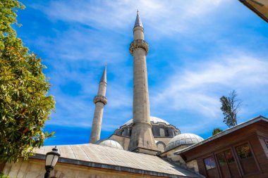 Mimar Sinan tarafından 1583 yılında Osmanlı Sultanı II. Selim 'in karısı tarafından yaptırılan Atik Valide Camii. 2 Haziran 2024 'te Uskudar, İstanbul, Türkiye.