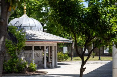 Mimar Sinan tarafından 1583 yılında Osmanlı Sultanı II. Selim 'in karısı tarafından yaptırılan Atik Valide Camii. 2 Haziran 2024 'te Uskudar, İstanbul, Türkiye.