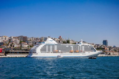 İstanbul, Beyoğlu, Türkiye - 18.05.2024: Gezi gemisi ve yolcu gemisi Galata, İstanbul limanına yanaştı
