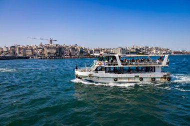 İstanbul, Uskdar, Türkiye - 05.18.2024: Boğazda bir yat gezisi ve Uskdar 'da eğlenen insanlar