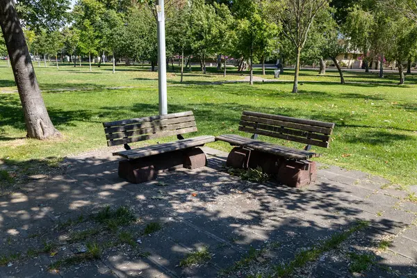 Park Bankları Gölgeli Yeşil Park 'ta