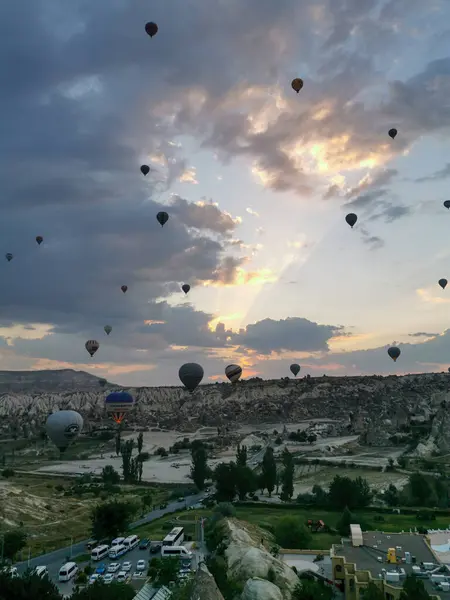 Sıcak Hava Balonları Güneş Doğarken Kapadokya 'dan Yükseliyor