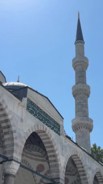 Süleyman Camii 'nin girişi boyunca itin, arka planda gün ortasında yüksek kuleler