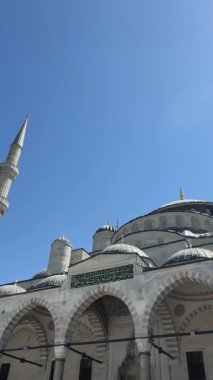 Süleyman Camii avlusu ve öğle vakti büyük giriş
