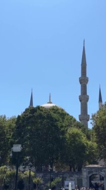 Görkemli Sultanahmet Camii 'ne doğru yürüyoruz.