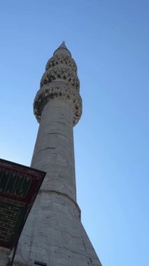 Gün ortasında mavi gökyüzünde uçan kuşlarla birlikte Süleyman Camii silueti