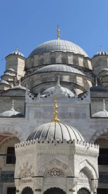 Sütunların arasına gir ve öğle vakti Süleyman Camii 'nin merkezini göster.