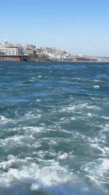 İstanbul hindisinin nehir boyunca giden teknesinin arkasındaki görüntüsü