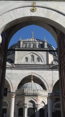 Süleyman Camii girişi, büyük kemerden avluya doğru yürü.