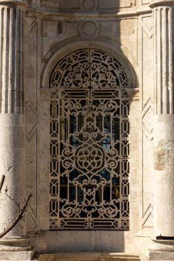 Ortakoy Camii 'nin dış görünüşü, resmi adıyla Büyük Mecidiye Camii (Buyuk Mecidiye Camii), Beşiktaş, İstanbul, Türkiye' deki Ortakoy rıhtım meydanının yanında yer almaktadır..