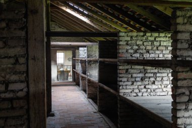 Oswiecim, Polonya, 3 Ağustos 2024: Auschwitz-Birkenau Nazi toplama kampı müzesi Polonya. Auschwitz Oswiecim II. Dünya Savaşı ve Yahudi Soykırımı sırasında işgal altındaki Polonya 'daki Yahudi hapishanesi