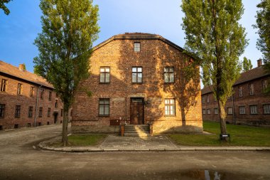 Oswiecim, Polonya - 3 Ağustos 2024: Auschwitz-Birkenau Nazi toplama kampı müzesi Polonya. Auschwitz Oswiecim II. Dünya Savaşı ve Yahudi Soykırımı sırasında işgal altındaki Polonya 'daki Yahudi hapishanesi