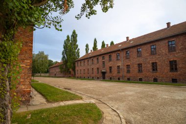 Oswiecim, Polonya - 3 Ağustos 2024: Auschwitz-Birkenau Nazi toplama kampı müzesi Polonya. Auschwitz Oswiecim II. Dünya Savaşı ve Yahudi Soykırımı sırasında işgal altındaki Polonya 'daki Yahudi hapishanesi