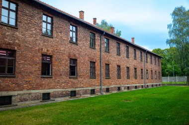 Oswiecim, Polonya - 3 Ağustos 2024: Auschwitz-Birkenau Nazi toplama kampı müzesi Polonya. Auschwitz Oswiecim II. Dünya Savaşı ve Yahudi Soykırımı sırasında işgal altındaki Polonya 'daki Yahudi hapishanesi