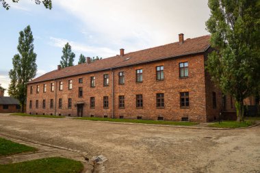 Oswiecim, Polonya - 3 Ağustos 2024: Auschwitz-Birkenau Nazi toplama kampı müzesi Polonya. Auschwitz Oswiecim II. Dünya Savaşı ve Yahudi Soykırımı sırasında işgal altındaki Polonya 'daki Yahudi hapishanesi