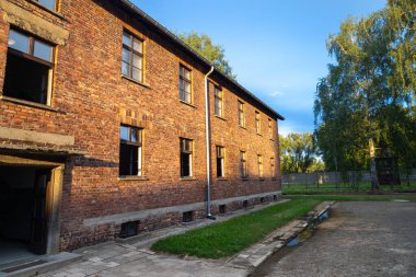 Oswiecim, Polonya - 3 Ağustos 2024: Auschwitz-Birkenau Nazi toplama kampı müzesi Polonya. Auschwitz Oswiecim II. Dünya Savaşı ve Yahudi Soykırımı sırasında işgal altındaki Polonya 'daki Yahudi hapishanesi
