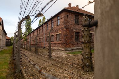 Oswiecim, Polonya - 3 Ağustos 2024: Auschwitz-Birkenau Nazi toplama kampı müzesi Polonya. Auschwitz Oswiecim II. Dünya Savaşı ve Yahudi Soykırımı sırasında işgal altındaki Polonya 'daki Yahudi hapishanesi