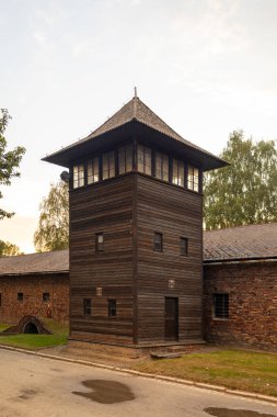 Oswiecim, Polonya - 3 Ağustos 2024: Auschwitz-Birkenau Nazi toplama kampı müzesi Polonya. Auschwitz Oswiecim II. Dünya Savaşı ve Yahudi Soykırımı sırasında işgal altındaki Polonya 'daki Yahudi hapishanesi