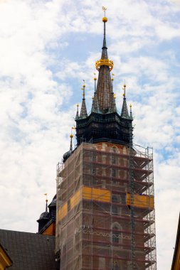 Krakow, Polonya, Avrupa, 2. Ağustos 2024: Ana Meydan 'da Aziz Mary Bazilikası restorasyon altında