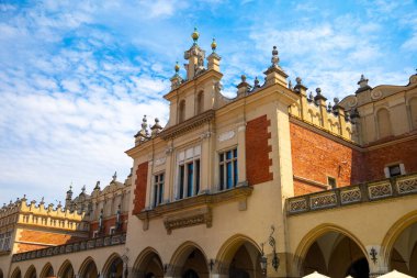 Krakow, Polonya, Avrupa, 2 Ağustos 2024: Ana Meydan ve çevresinde kiliseler ve tarihi binalar