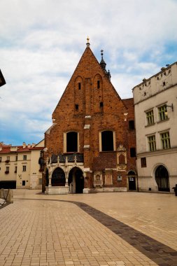 Krakow, Polonya, Avrupa, 2 Ağustos 2024: Ana Meydan ve çevresinde kiliseler ve tarihi binalar