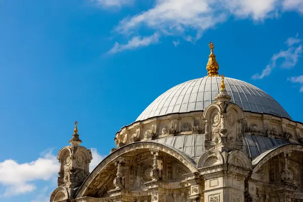 Ortakoy Camii 'nin dış görünüşü, resmi adıyla Büyük Mecidiye Camii (Buyuk Mecidiye Camii), Beşiktaş, İstanbul, Türkiye' deki Ortakoy rıhtım meydanının yanında yer almaktadır..