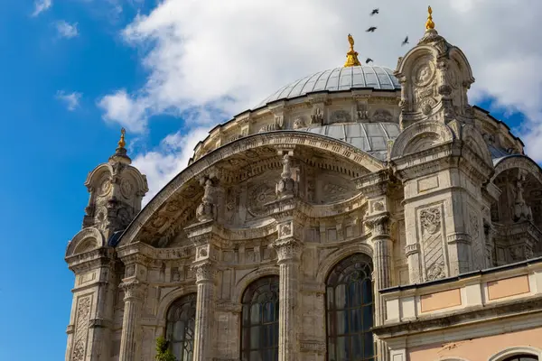 Ortakoy Camii 'nin dış görünüşü, resmi adıyla Büyük Mecidiye Camii (Buyuk Mecidiye Camii), Beşiktaş, İstanbul, Türkiye' deki Ortakoy rıhtım meydanının yanında yer almaktadır..