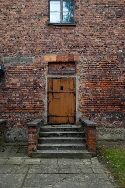 Oswiecim, Polonya - 3 Ağustos 2024: Auschwitz-Birkenau Nazi toplama kampı müzesi Polonya. Auschwitz Oswiecim II. Dünya Savaşı ve Yahudi Soykırımı sırasında işgal altındaki Polonya 'daki Yahudi hapishanesi
