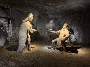 Polonya, Wieliczka 6 Ağustos 2024. Antik madenciler için anıt yerel tuz madeni ve şehir sakinleri