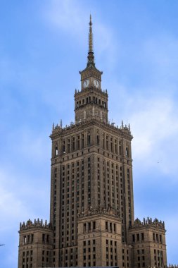 Varşova, Polonya, Avrupa, 5 Ağustos 2024. Kiliseler, tarihi binalar ve sokaklar