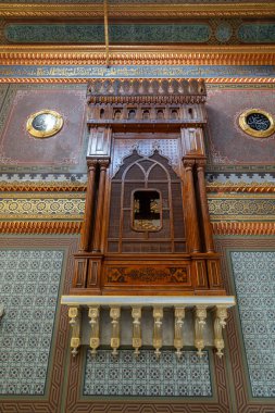 Güneşli bir günde bahçeden Yıldız Camii 'nin manzarası. Yıldız camisi. 9 Ağustos 2024. İstanbul, Türkiye