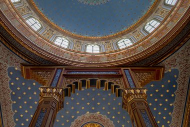 Güneşli bir günde bahçeden Yıldız Camii 'nin manzarası. Yıldız camisi. 9 Ağustos 2024. İstanbul, Türkiye
