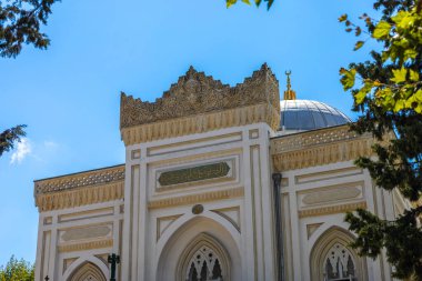 Güneşli bir günde bahçeden Yıldız Camii 'nin manzarası. Yıldız camisi. 9 Ağustos 2024. İstanbul, Türkiye