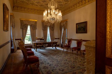 Güneşli bir günde yeni restore edilen Yıldız Sarayı 'nın içeriden görünüşü. Yıldız Sarayı. 9 Ağustos 2024. İstanbul, Türkiye