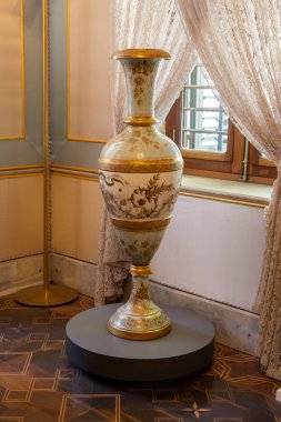 Güneşli bir günde yeni restore edilen Yıldız Sarayı 'nın içeriden görünüşü. Yıldız Sarayı. 9 Ağustos 2024. İstanbul, Türkiye