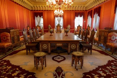 Güneşli bir günde yeni restore edilen Yıldız Sarayı 'nın içeriden görünüşü. Yıldız Sarayı. 9 Ağustos 2024. İstanbul, Türkiye