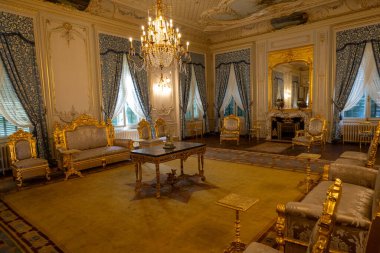 Güneşli bir günde yeni restore edilen Yıldız Sarayı 'nın içeriden görünüşü. Yıldız Sarayı. 9 Ağustos 2024. İstanbul, Türkiye